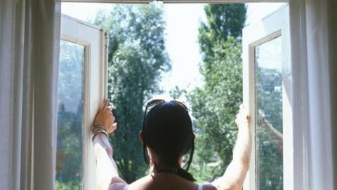 foto van vrouw die raam opent